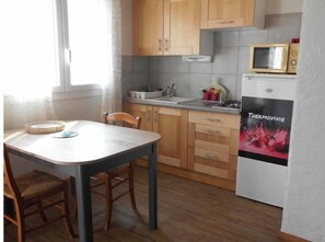 Réfrigérateur, micro-ondes, plaque de cuisson, cafetière/bouilloire