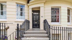 Exterior detail - Hove Alone 5 | Top Floor | By My Getaways (Hove)