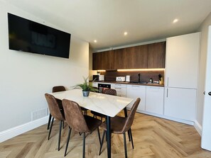 Réfrigérateur, four à micro-ondes, un four, lave-vaisselle