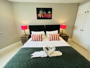 2 chambres, fer et planche à repasser, lit de bébé portatif