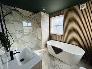 Regadera, secadora de cabello, toallas 