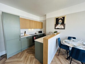 Refrigerador, microondas, horno y lavavajillas 