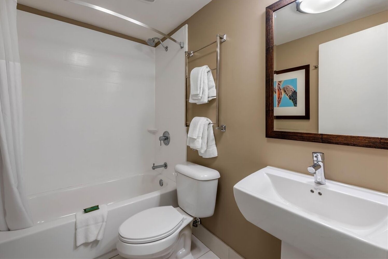 Ein modernes Badezimmer mit Badewanne, Toilette und Waschbecken.