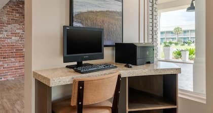 Pet-Friendly Suite Near Beach – Ideal for Families | Pool, Parking, Breakfast