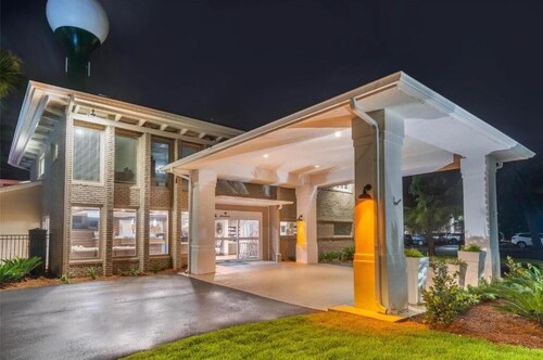 Pet-Friendly Suite Near Beach – Ideal for Families | Pool, Parking, Breakfast