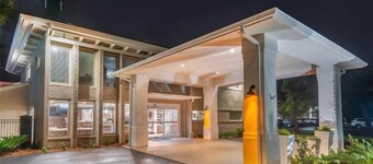 Tranquil Room Near Georgia Sea Turtle Center | Onsite Pool, Free Breakfast