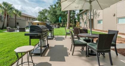 Discover Jekyll Island from a Charming Retreat | Pool, Free Breakfast & Parking