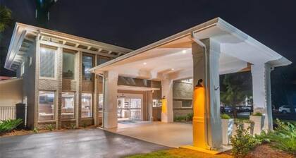 Refresh in a Spacious Room Near Jekyll Island Marina | w/ Onsite Outdoor Pool!