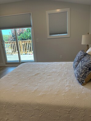 4 bedrooms, iron/ironing board, free WiFi, bed sheets - Newly renovated 4-bedroom farmhouse on beautiful vineyard - Great location. (Jamesport)