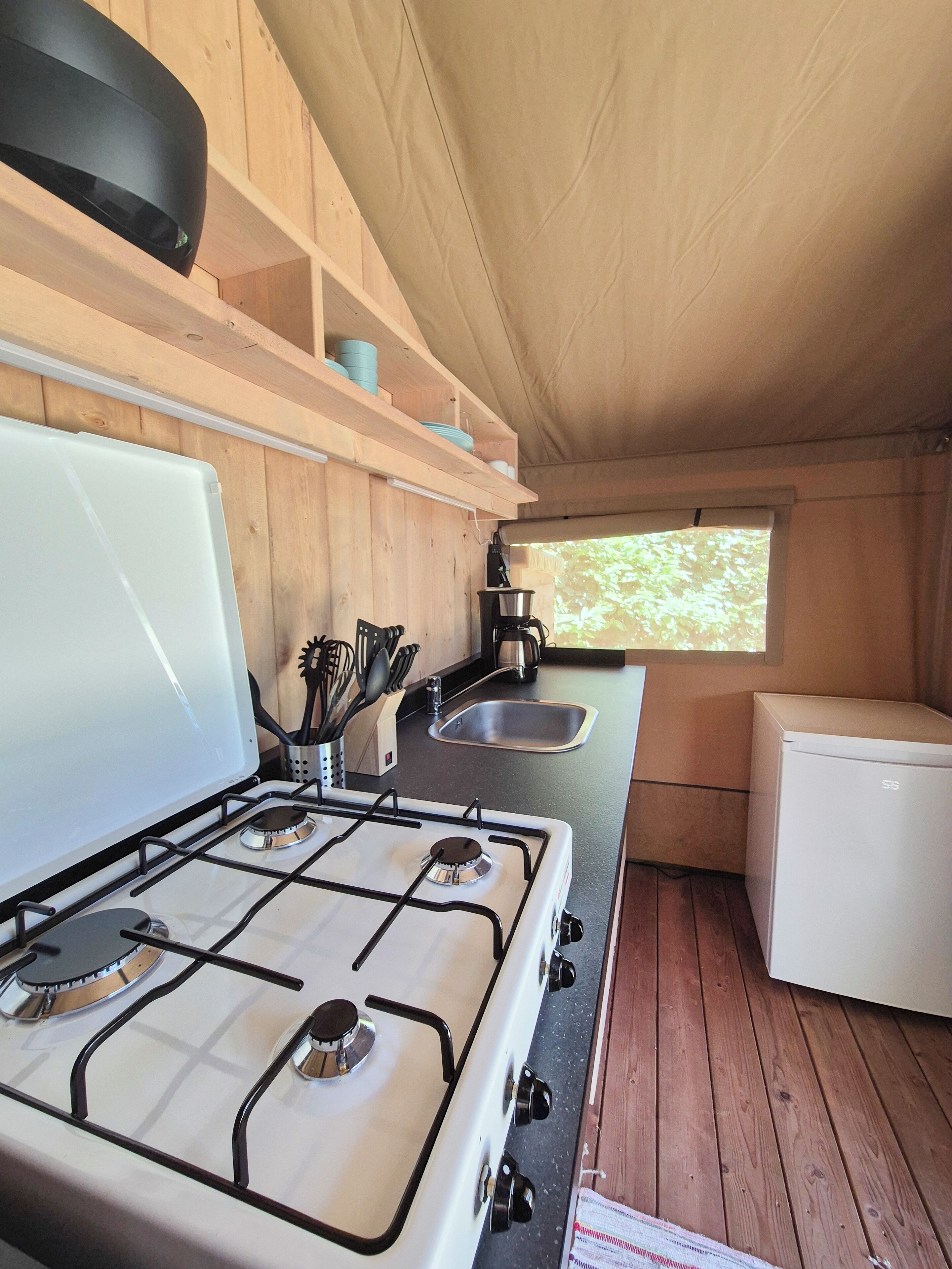 Een koelkast, een magnetron, een vaatwasser