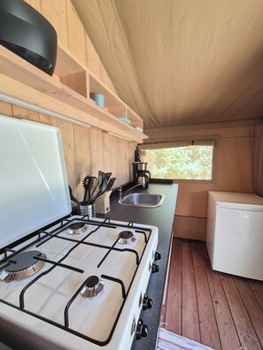 Fridge, microwave, dishwasher, coffee/tea maker