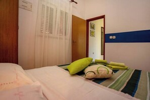 1 slaapkamer, een strijkplank/strijkijzer, wifi, beddengoed