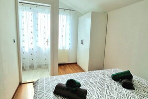 Iron/ironing board, WiFi, bed sheets