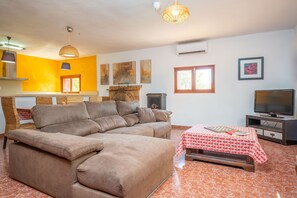 Una televisión, una chimenea