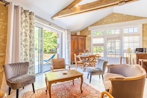Un salón comedor espacioso, con amplias ventanas y vistas al exterior.