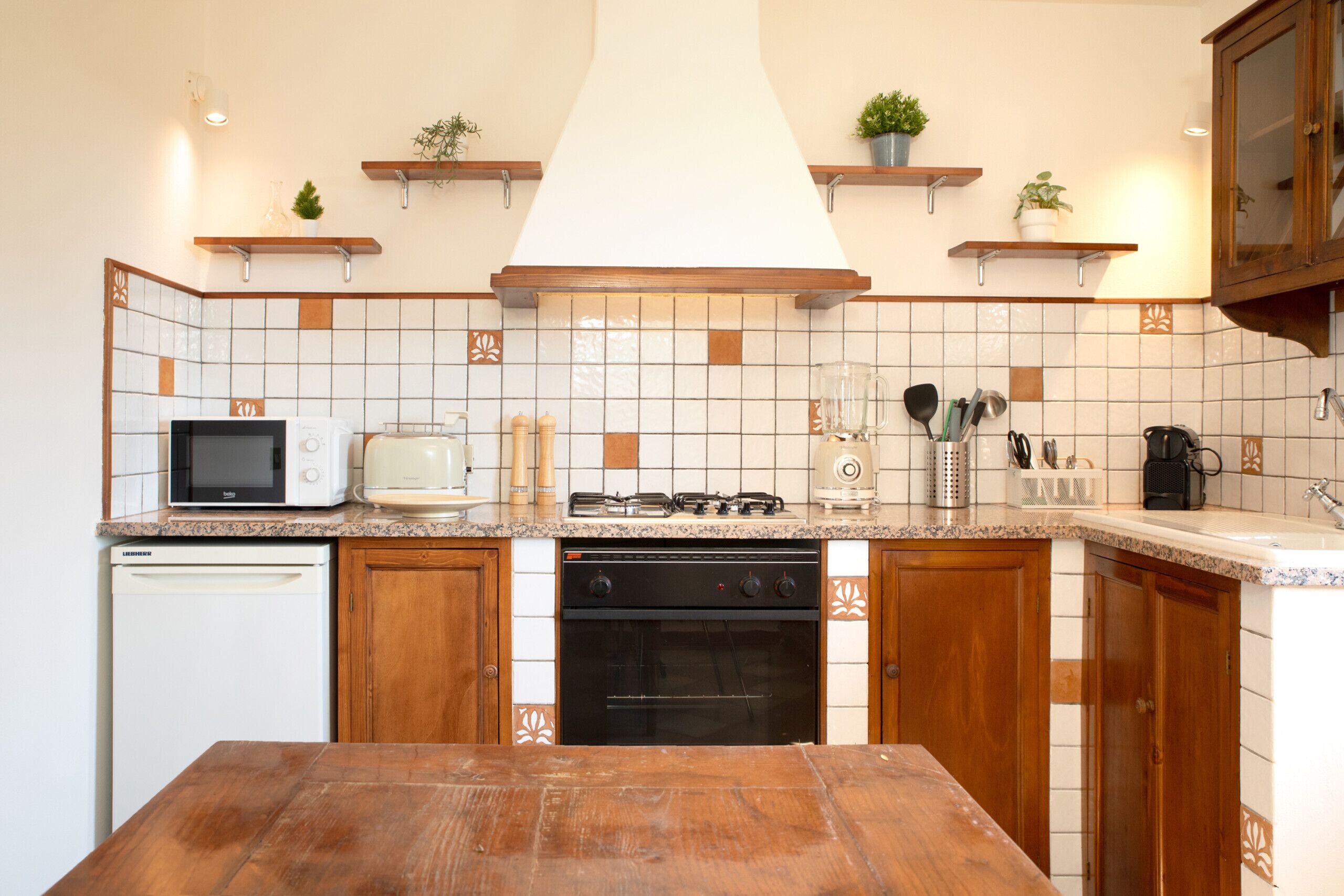 Kjøleskap, mikrobølgeovn, ovn og kaffetrakter/tekoker