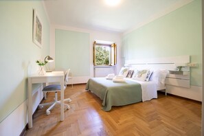 2 bedrooms, iron/ironing board, free WiFi, bed sheets - Nightingale House in Center Town (Lucca)