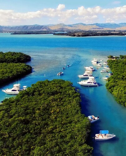 Spacious 3-bedroom apartment in enchanting Salinas with WiFi, AC