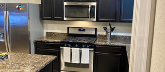 4-bedroom house in welcoming Missouri City with WiFi, AC near NRG Stadium