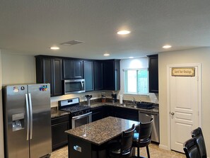 Køleskab, mikrobølgeovn, ovn, kogeplade