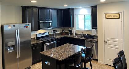 4-bedroom house in welcoming Missouri City with WiFi, AC near NRG Stadium