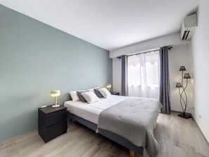 1 habitación y tabla de planchar con plancha 