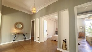 A spacious hallway with wooden flooring, a round mirror, and a hanging light fixture. - N&J - BELLE EPOQUE - Central (Niza)