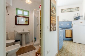 Dusche, Bidet, Handtücher