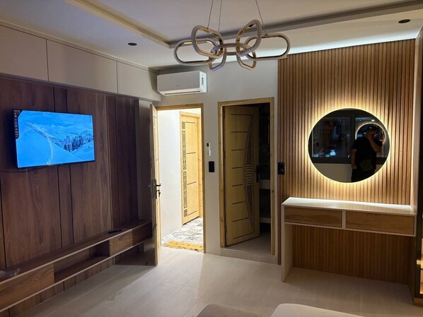 Luxury Studio Suite, City View | Blackout drapes, free WiFi