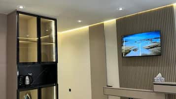 Luxury Studio Suite, City View | Blackout curtains, free WiFi