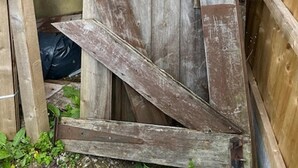 A wooden gate with a rustic design, made of weathered planks and metal hinges. - 4-bed House - Sleeps 8, Garden & Central Links (London)
