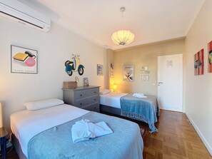 2 chambres, fer et planche à repasser