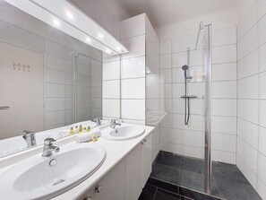Douche, sèche-cheveux