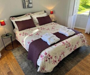 Iron/ironing board, WiFi, bed sheets