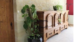 Un armari de fusta amb diversos calaixos i una planta en test sobre la part superior.