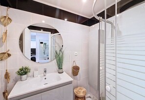 Suihku, hiustenkuivaaja, pyyhkeet