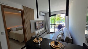 Appartement Confort, vue cour intérieure | Coin séjour