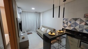 Appartement Confort, vue cour intérieure | Coin séjour