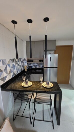 Appartement Confort, vue cour intérieure | Cuisine privée | Réfrigérateur, micro-ondes, plaque de cuisson