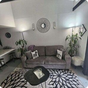 Smart TV, fireplace, video games, ping pong