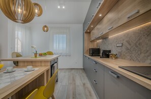 Frigorifero, forno, piano cottura, lavastoviglie