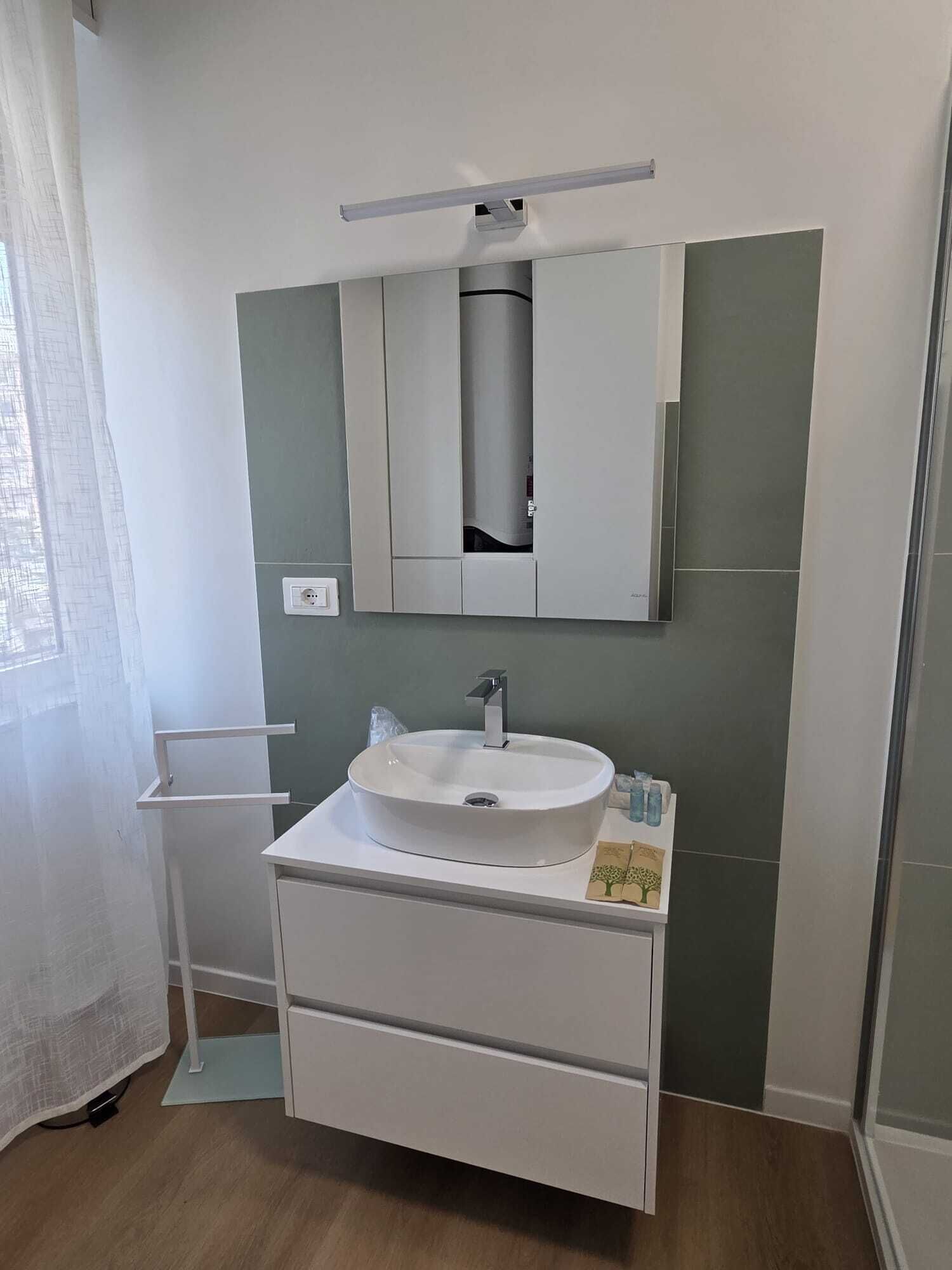 Een douche, een haardroger, een bidet, handdoeken