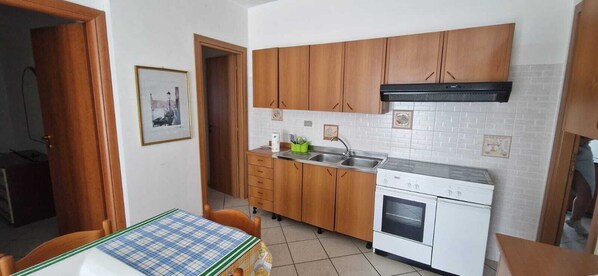 Refrigerador, parrilla de estufa y utensilios de cocina