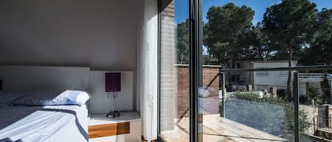 4 habitaciones, tabla de planchar con plancha, wifi y ropa de cama