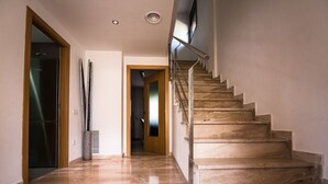 A staircase with marble steps and metal railings leading to an upper floor. - Dream Villa in Cap Salou - Pool & Beach Paradise (Salou)