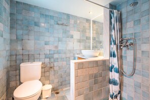 Suihku, hiustenkuivaaja, pyyhkeet