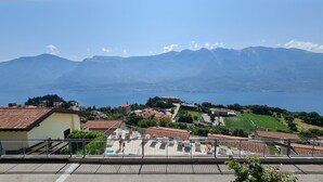 Un quartier résidentiel offrant une vue sur les montagnes et un lac.