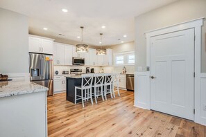 Kjøleskap, mikrobølgeovn, ovn og kokeplater