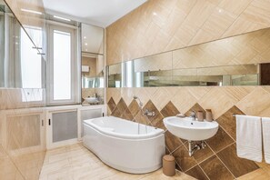 Regadera, secadora de cabello, bidet, toallas 