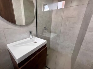 Sèche-cheveux, serviettes fournies, papier toilette